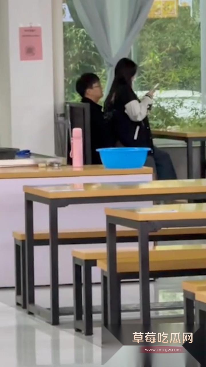 郑州经贸学院知心苑餐厅惊现男女情侣在线啪啪 女生被男生抱在怀里假装看手机其实下体肉屌相连正骑乘运动! 1 郑州经贸学院知心苑餐厅惊现男女情侣在线啪啪 女生被男生抱在怀里假装看手机其实下体肉屌相连正骑乘运动! 1
