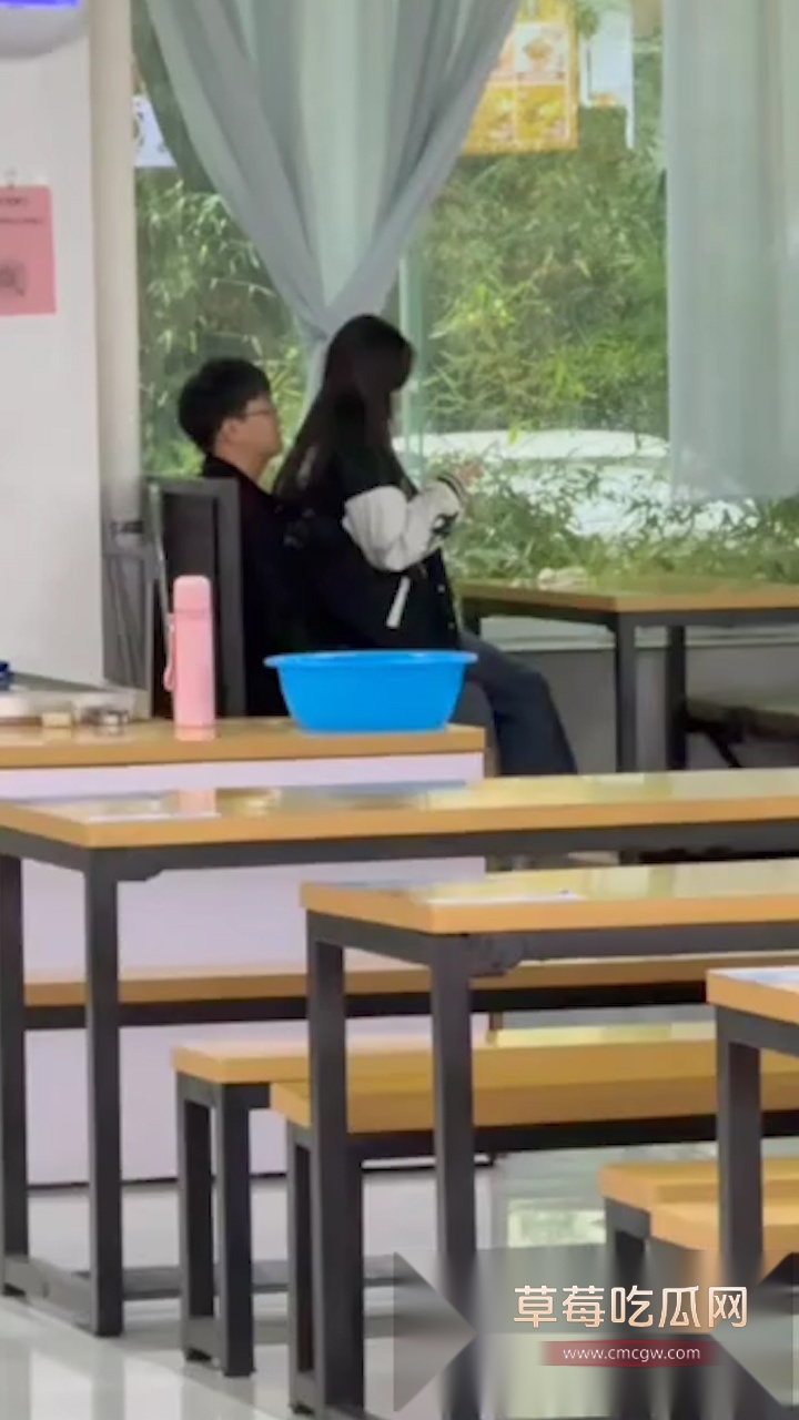郑州经贸学院知心苑餐厅惊现男女情侣在线啪啪 女生被男生抱在怀里假装看手机其实下体肉屌相连正骑乘运动! 2 郑州经贸学院知心苑餐厅惊现男女情侣在线啪啪 女生被男生抱在怀里假装看手机其实下体肉屌相连正骑乘运动! 2