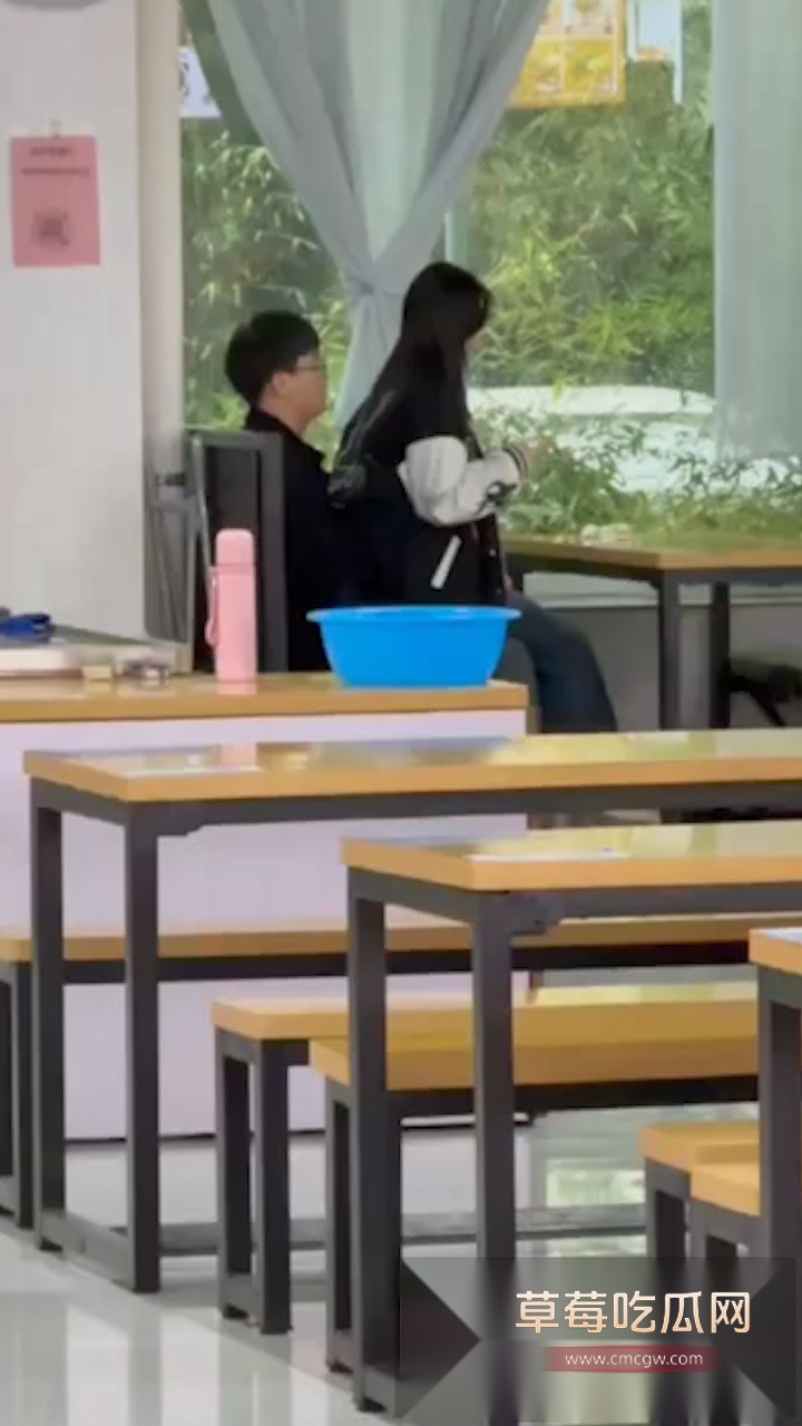 郑州经贸学院知心苑餐厅惊现男女情侣在线啪啪 女生被男生抱在怀里假装看手机其实下体肉屌相连正骑乘运动! 3 郑州经贸学院知心苑餐厅惊现男女情侣在线啪啪 女生被男生抱在怀里假装看手机其实下体肉屌相连正骑乘运动! 3