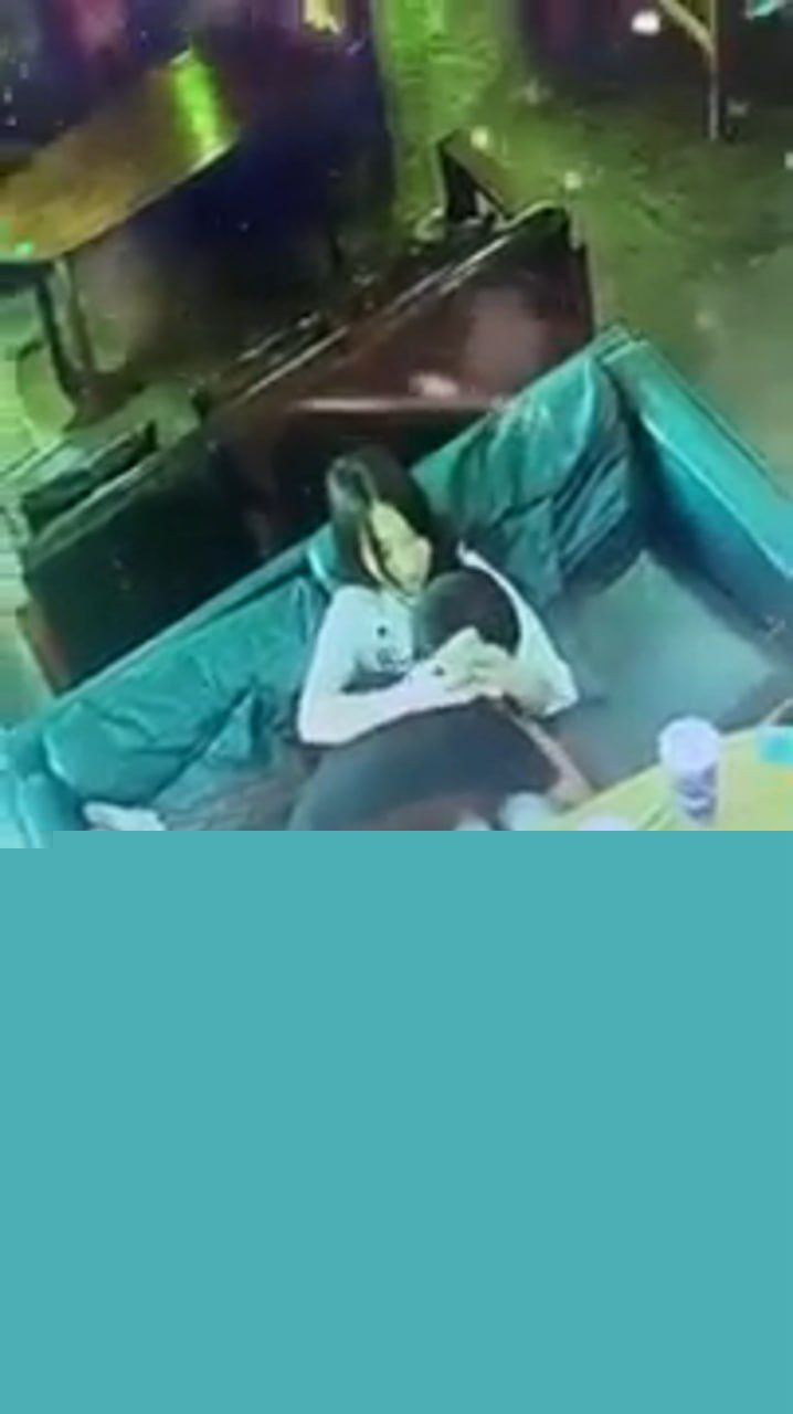 福建酒吧惊现小情侣激情缠绵 1 福建酒吧惊现小情侣激情缠绵 1
