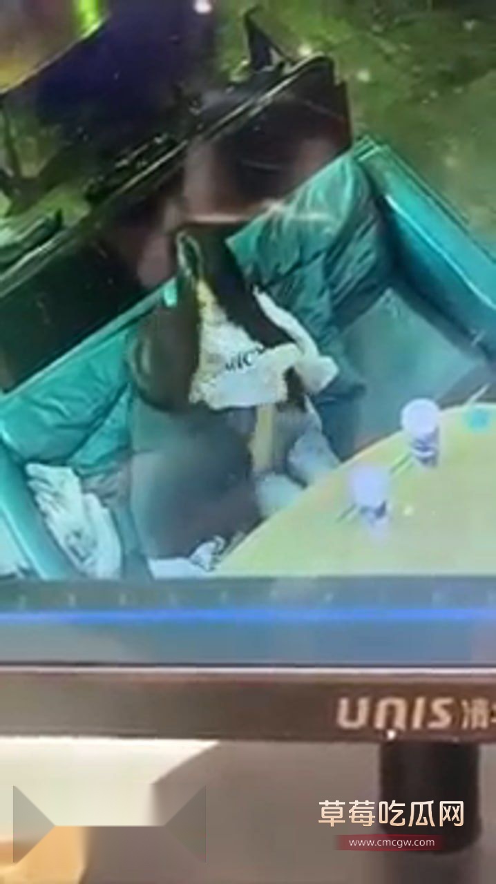 福建酒吧惊现小情侣激情缠绵 2 福建酒吧惊现小情侣激情缠绵 2