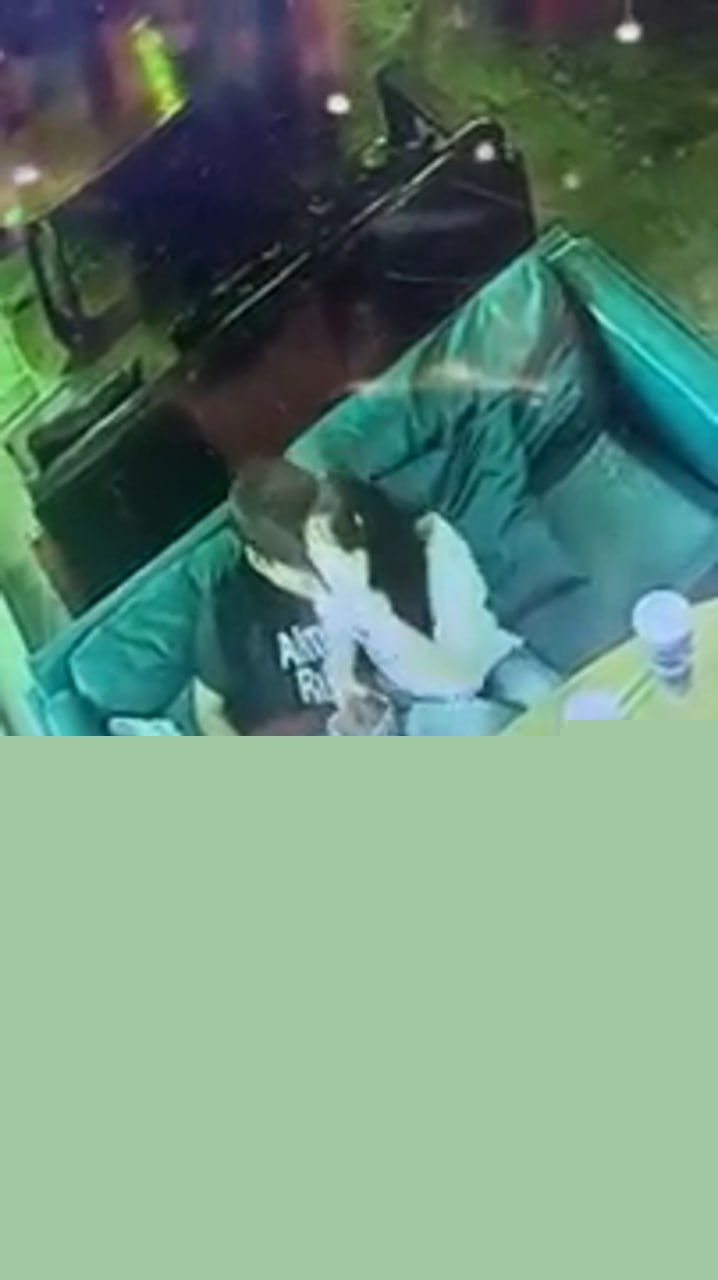 福建酒吧惊现小情侣激情缠绵 3 福建酒吧惊现小情侣激情缠绵 3