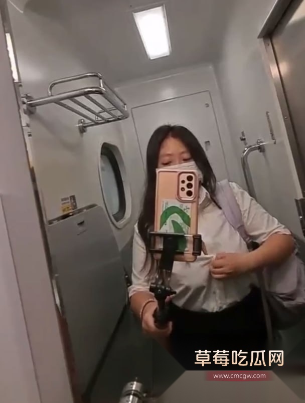 广西南宁一巨乳美女为了流量和刺激 竟然在火车和地铁上进行色情直播 不仅展示奶子还偷偷展示下体 被网友直呼恶心! 2 广西南宁一巨乳美女为了流量和刺激 竟然在火车和地铁上进行色情直播 不仅展示奶子还偷偷展示下体 被网友直呼恶心! 2
