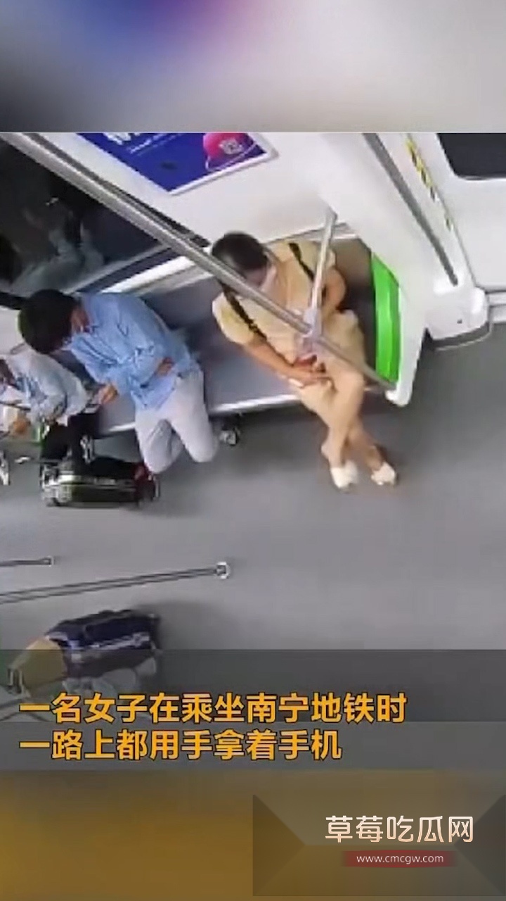 广西南宁一巨乳美女为了流量和刺激 竟然在火车和地铁上进行色情直播 不仅展示奶子还偷偷展示下体 被网友直呼恶心! 4 广西南宁一巨乳美女为了流量和刺激 竟然在火车和地铁上进行色情直播 不仅展示奶子还偷偷展示下体 被网友直呼恶心! 4