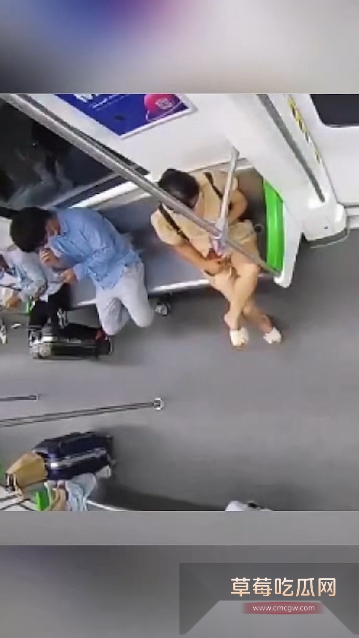 广西南宁一巨乳美女为了流量和刺激 竟然在火车和地铁上进行色情直播 不仅展示奶子还偷偷展示下体 被网友直呼恶心! 5 广西南宁一巨乳美女为了流量和刺激 竟然在火车和地铁上进行色情直播 不仅展示奶子还偷偷展示下体 被网友直呼恶心! 5