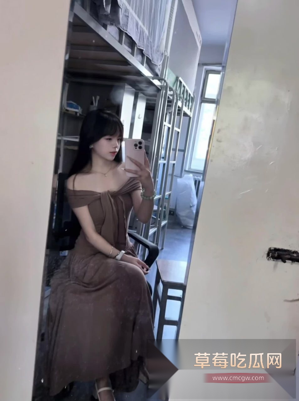 华北电力大学惊现小仙女与尼哥大半夜在公共座椅上露天杂交 小仙女骑跨在尼哥腿上起起伏伏 完全沉浸于被大黑屌爆操的快乐中！ 5