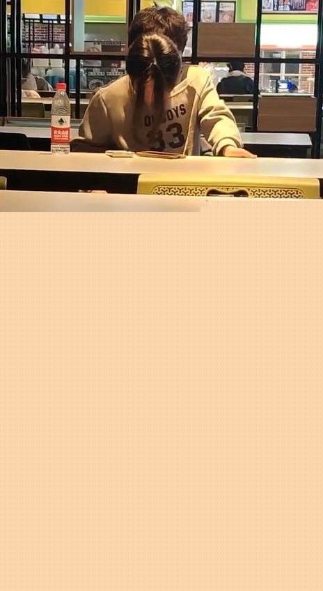 情侣在餐厅公然抠逼被路人偷拍3 情侣在餐厅公然抠逼被路人偷拍3