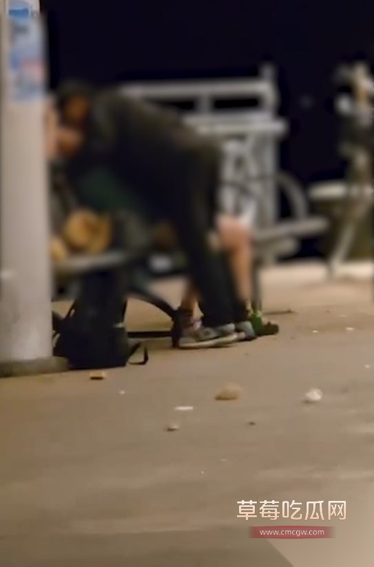 香港长洲公众码头惊现6旬大爷大妈现场舔逼 二人赤裸下体非常不雅 现二人已被逮捕！ 4