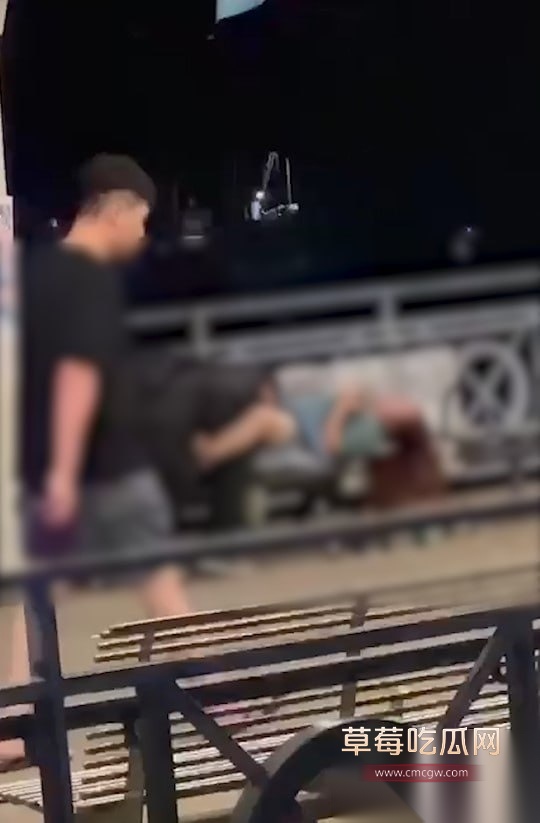 香港长洲公众码头惊现6旬大爷大妈现场舔逼 二人赤裸下体非常不雅 现二人已被逮捕！ 8