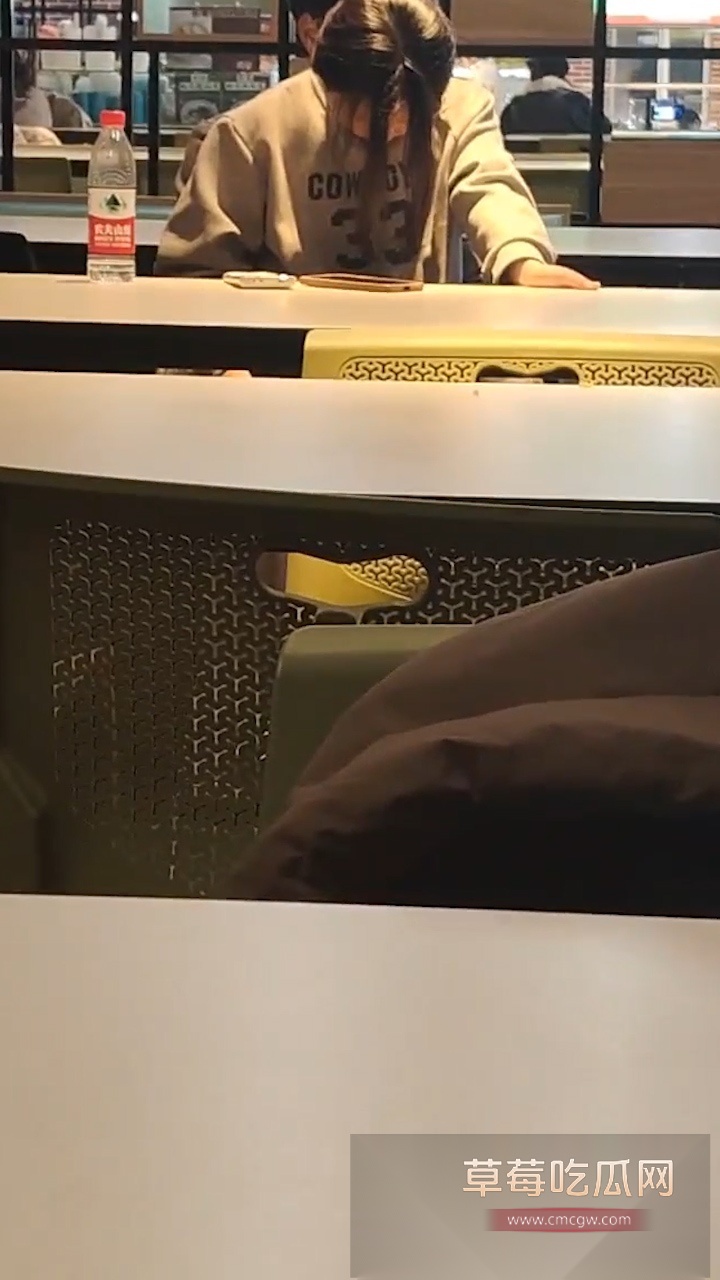 大学小情侣被人偷拍 餐桌旁进行激情女上位骑鸡运动 丑逼男友忘情亲吻妹子耳垂 真比黄片男女主角还骚浪! 4 大学小情侣被人偷拍 餐桌旁进行激情女上位骑鸡运动 丑逼男友忘情亲吻妹子耳垂 真比黄片男女主角还骚浪! 4