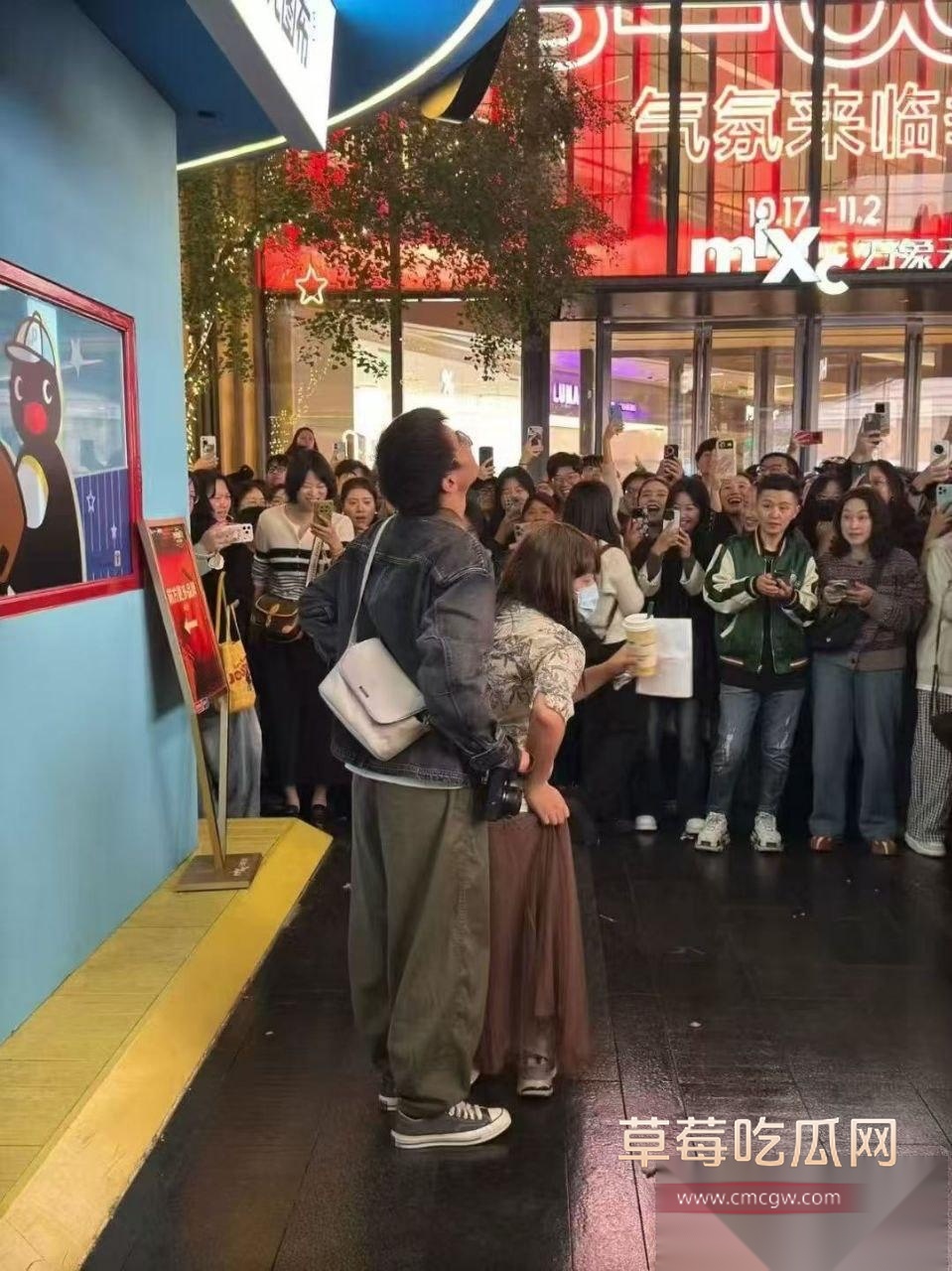 炸裂南京 男子万圣节cos红姐现场跪地假装吃鸡后入被警察抓走 搞抽象搞到翻车了! 1 炸裂南京 男子万圣节cos红姐现场跪地假装吃鸡后入被警察抓走 搞抽象搞到翻车了! 1