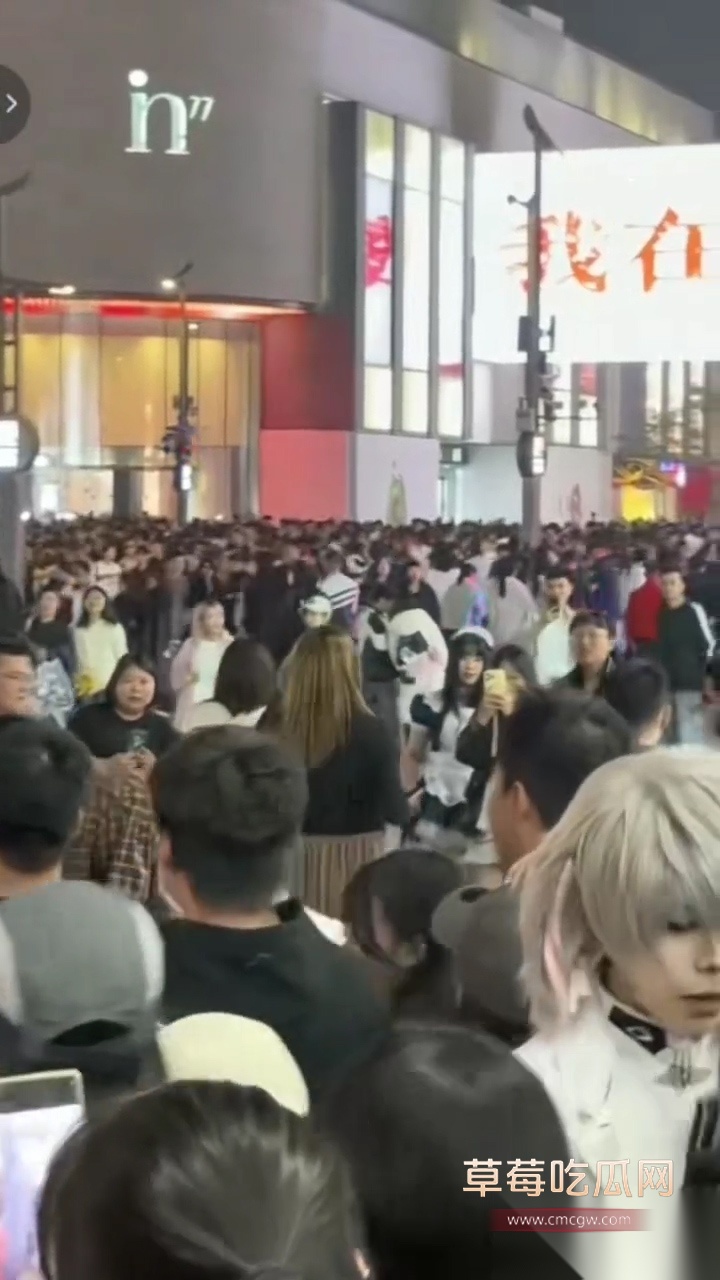炸裂南京 男子万圣节cos红姐现场跪地假装吃鸡后入被警察抓走 搞抽象搞到翻车了! 2 炸裂南京 男子万圣节cos红姐现场跪地假装吃鸡后入被警察抓走 搞抽象搞到翻车了! 2