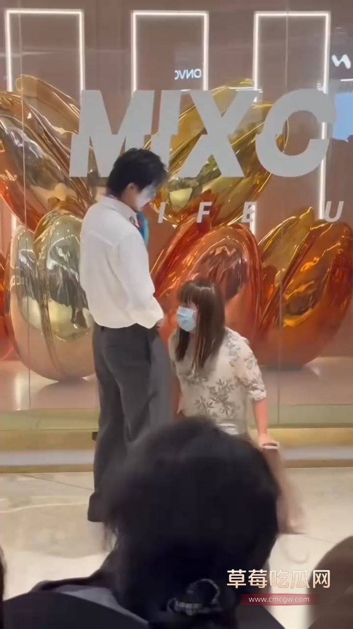 炸裂南京 男子万圣节cos红姐现场跪地假装吃鸡后入被警察抓走 搞抽象搞到翻车了! 3 炸裂南京 男子万圣节cos红姐现场跪地假装吃鸡后入被警察抓走 搞抽象搞到翻车了! 3