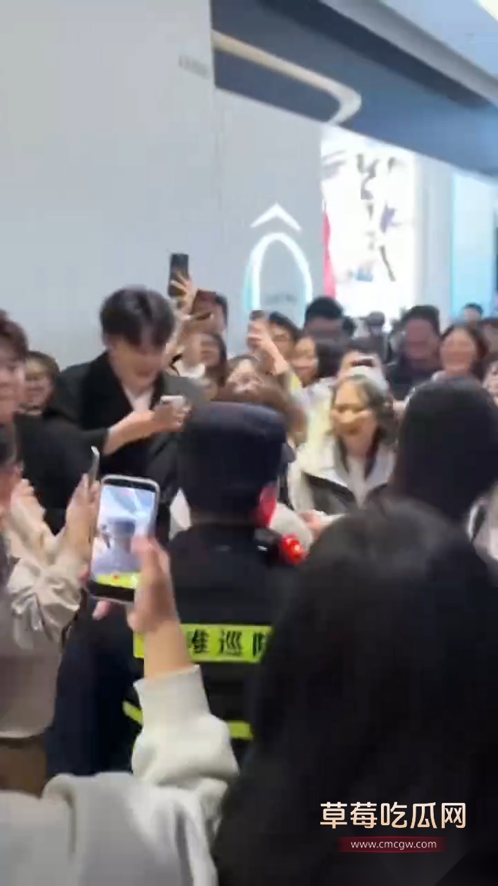炸裂南京 男子万圣节cos红姐现场跪地假装吃鸡后入被警察抓走 搞抽象搞到翻车了! 4 炸裂南京 男子万圣节cos红姐现场跪地假装吃鸡后入被警察抓走 搞抽象搞到翻车了! 4