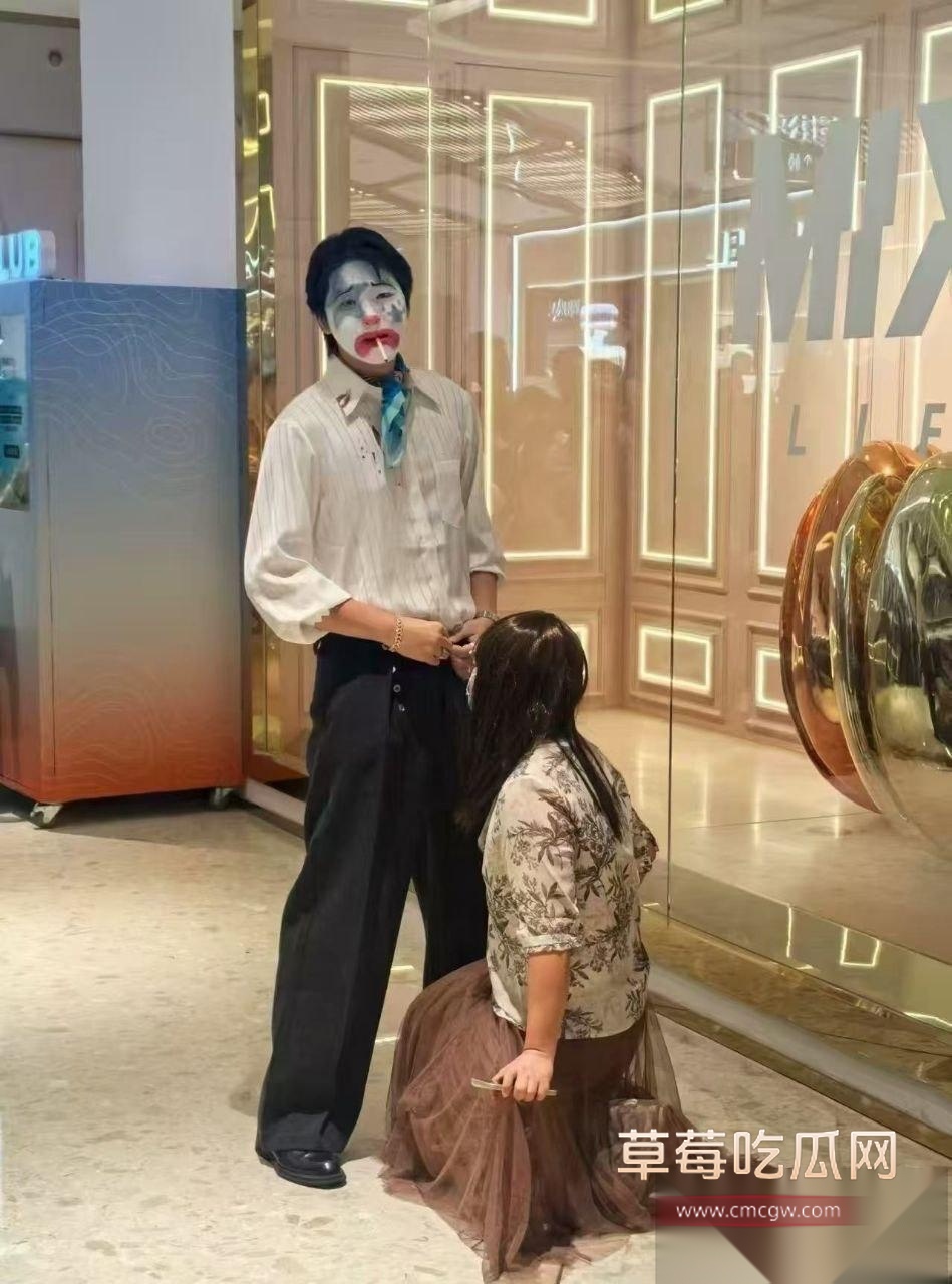炸裂南京 男子万圣节cos红姐现场跪地假装吃鸡后入被警察抓走 搞抽象搞到翻车了! 6 炸裂南京 男子万圣节cos红姐现场跪地假装吃鸡后入被警察抓走 搞抽象搞到翻车了! 6