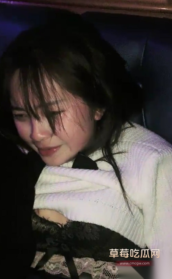 ktv里的极致性爱 可爱圆脸妹与炮友相约ktv打炮 妹子边k歌边被抠逼 爽的声音哆嗦水喷了一沙发 超级刺激! 3 ktv里的极致性爱 可爱圆脸妹与炮友相约ktv打炮 妹子边k歌边被抠逼 爽的声音哆嗦水喷了一沙发 超级刺激! 3