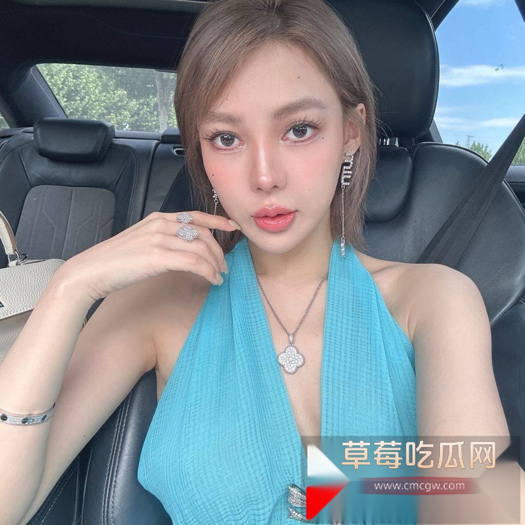古早网红郭美美出狱两年后 再度高调炫富 狂炫自己落地700万的海蓝劳斯莱斯魅影 而红十字会却紧急关评 这是心虚了吗! 4 古早网红郭美美出狱两年后 再度高调炫富 狂炫自己落地700万的海蓝劳斯莱斯魅影 而红十字会却紧急关评 这是心虚了吗! 4