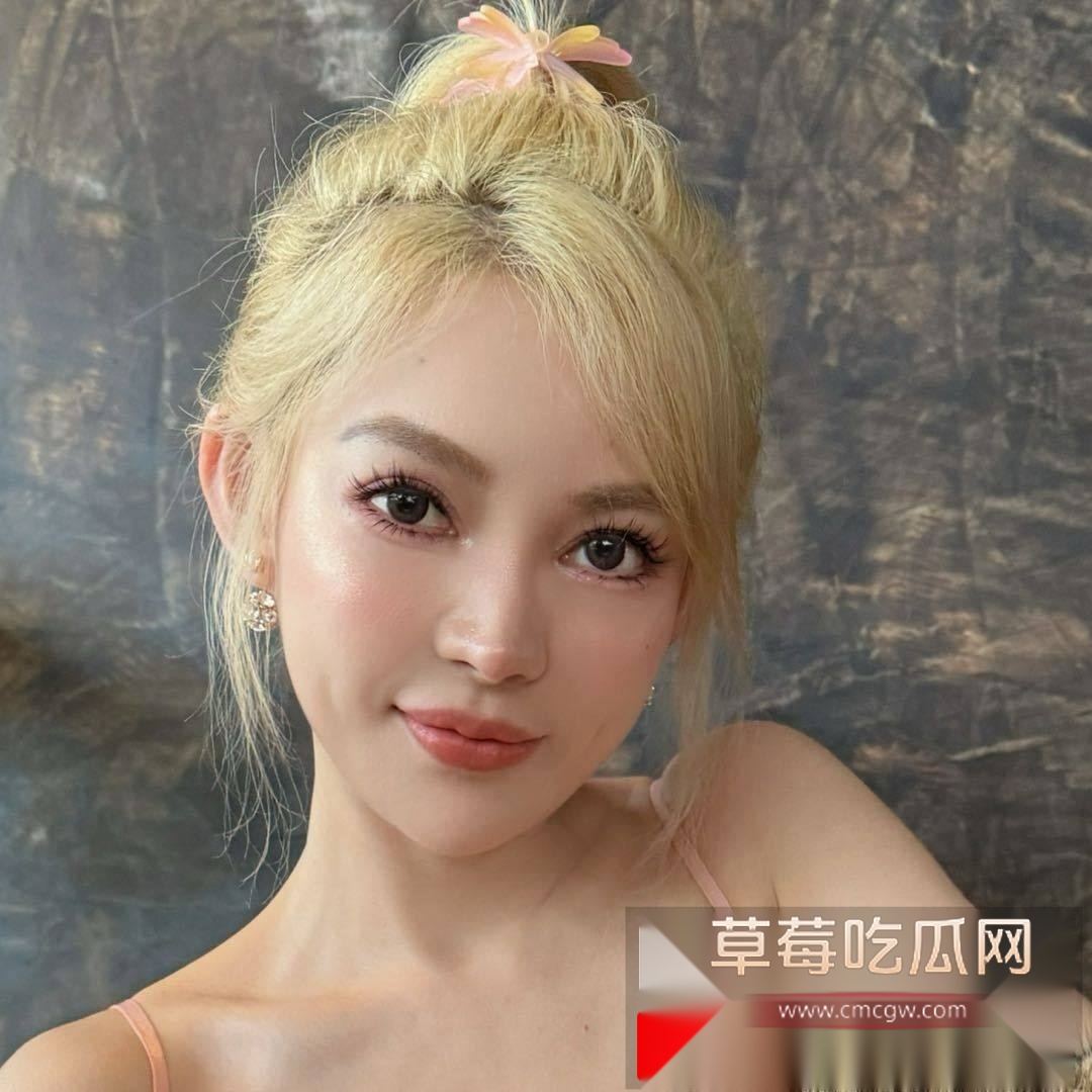 古早网红郭美美出狱两年后 再度高调炫富 狂炫自己落地700万的海蓝劳斯莱斯魅影 而红十字会却紧急关评 这是心虚了吗! 7 古早网红郭美美出狱两年后 再度高调炫富 狂炫自己落地700万的海蓝劳斯莱斯魅影 而红十字会却紧急关评 这是心虚了吗! 7