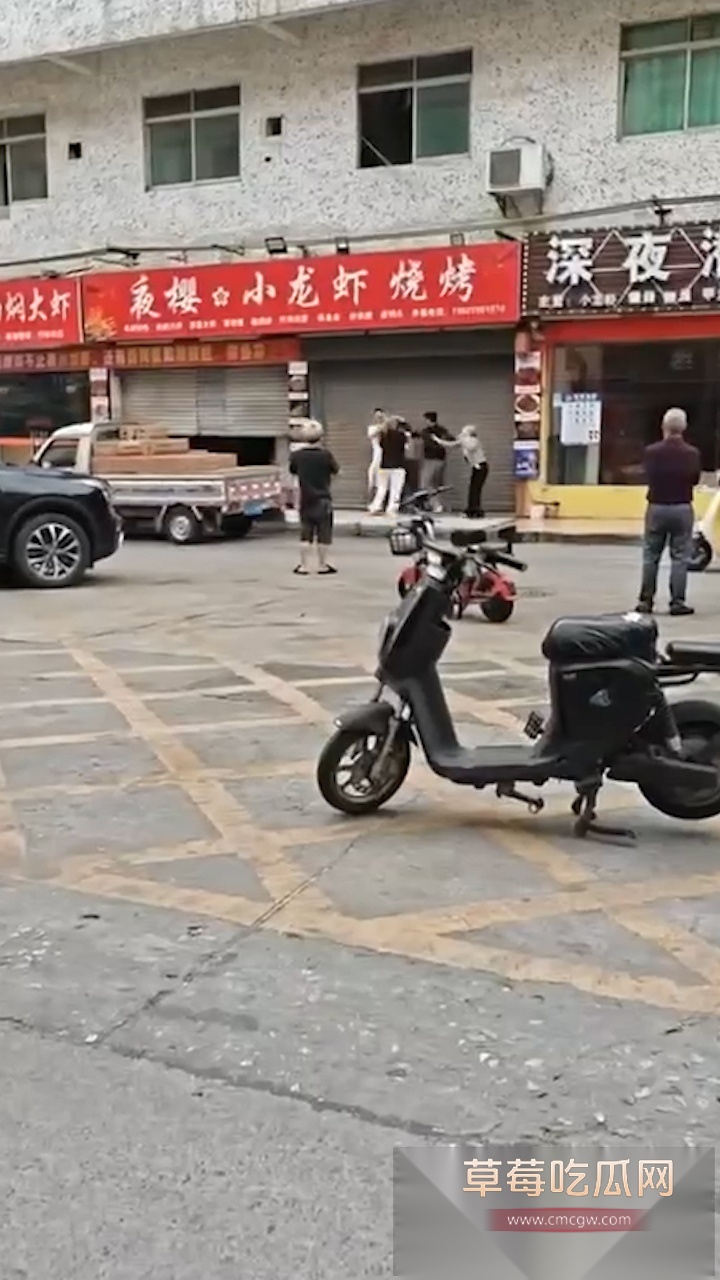 广东东莞夜樱小龙虾烧烤店门口 发生惊心动魄持刀混战事件 现场充斥着女人拉架声且有一黑衣男子躺在血泊中 生死不明! 1 广东东莞夜樱小龙虾烧烤店门口 发生惊心动魄持刀混战事件 现场充斥着女人拉架声且有一黑衣男子躺在血泊中 生死不明! 1