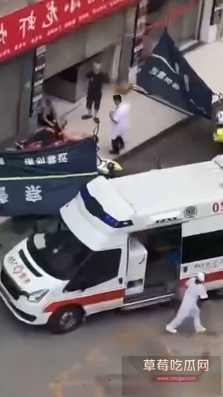 广东东莞夜樱小龙虾烧烤店门口 发生惊心动魄持刀混战事件 现场充斥着女人拉架声且有一黑衣男子躺在血泊中 生死不明! 3 广东东莞夜樱小龙虾烧烤店门口 发生惊心动魄持刀混战事件 现场充斥着女人拉架声且有一黑衣男子躺在血泊中 生死不明! 3