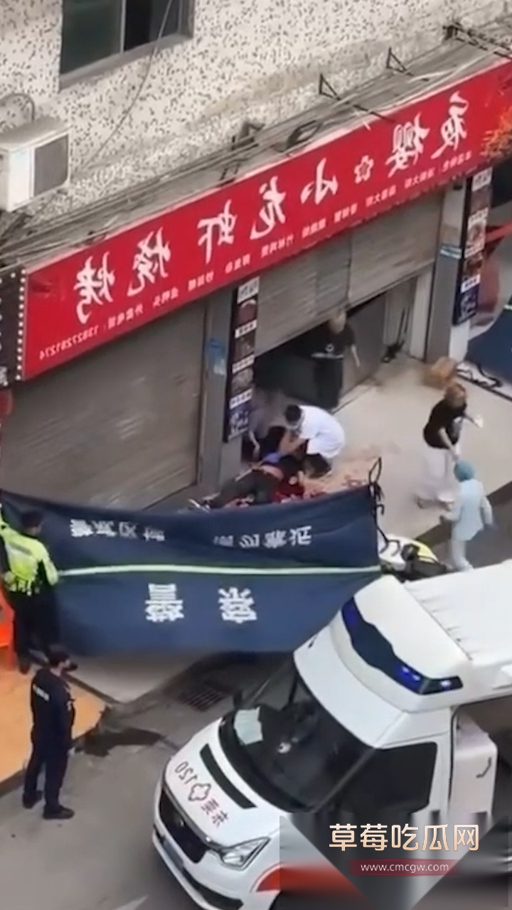 广东东莞夜樱小龙虾烧烤店门口 发生惊心动魄持刀混战事件 现场充斥着女人拉架声且有一黑衣男子躺在血泊中 生死不明! 4 广东东莞夜樱小龙虾烧烤店门口 发生惊心动魄持刀混战事件 现场充斥着女人拉架声且有一黑衣男子躺在血泊中 生死不明! 4