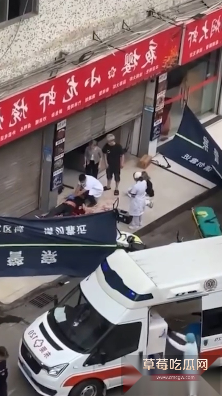 广东东莞夜樱小龙虾烧烤店门口 发生惊心动魄持刀混战事件 现场充斥着女人拉架声且有一黑衣男子躺在血泊中 生死不明! 5 广东东莞夜樱小龙虾烧烤店门口 发生惊心动魄持刀混战事件 现场充斥着女人拉架声且有一黑衣男子躺在血泊中 生死不明! 5
