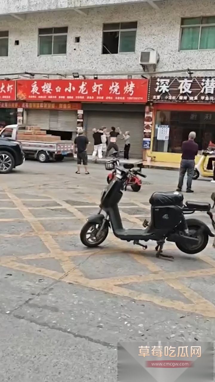 广东东莞夜樱小龙虾烧烤店门口 发生惊心动魄持刀混战事件 现场充斥着女人拉架声且有一黑衣男子躺在血泊中 生死不明! 6 广东东莞夜樱小龙虾烧烤店门口 发生惊心动魄持刀混战事件 现场充斥着女人拉架声且有一黑衣男子躺在血泊中 生死不明! 6