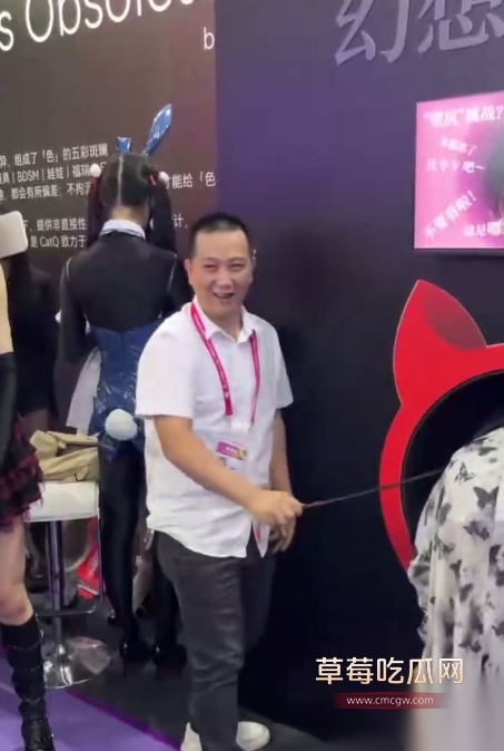 广州成人展重磅推出观众上台互动抽女模屁股的活动 女模只露屁股在外 老司机们拿板子大力猛抽 真过瘾! 6 广州成人展重磅推出观众上台互动抽女模屁股的活动 女模只露屁股在外 老司机们拿板子大力猛抽 真过瘾! 6