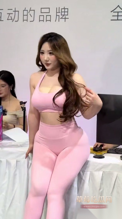 广州成人展重磅推出观众上台互动抽女模屁股的活动 女模只露屁股在外 老司机们拿板子大力猛抽 真过瘾! 8 广州成人展重磅推出观众上台互动抽女模屁股的活动 女模只露屁股在外 老司机们拿板子大力猛抽 真过瘾! 8