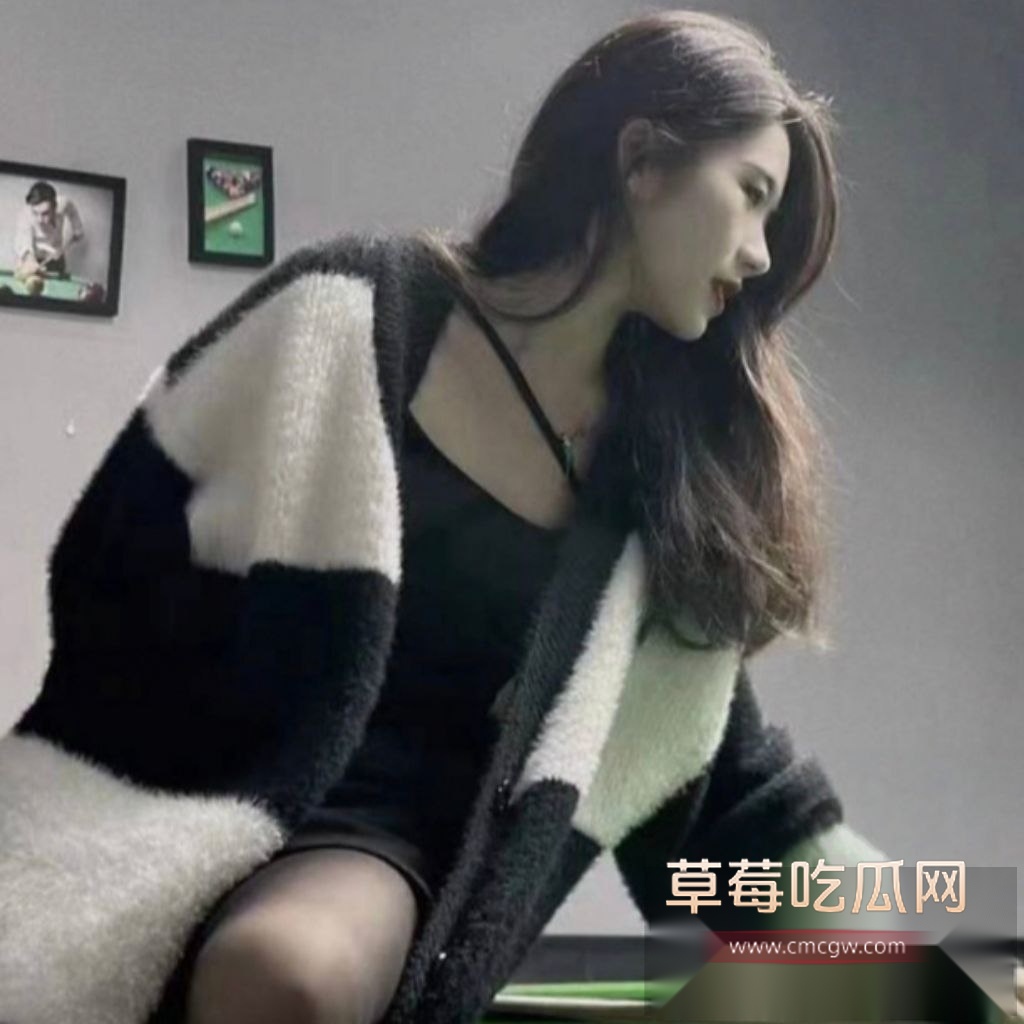 性感台球教练李宇萱这骚货深夜偷偷接客赚外快！紧身短裙黑丝裹翘臀，H杯巨乳晃荡球台上，她跪地深喉客人巨屌，舌尖生猛打螺旋狂舔马眼，螺旋状游走敏感冠沟，口水拉丝滴到台球上。 2