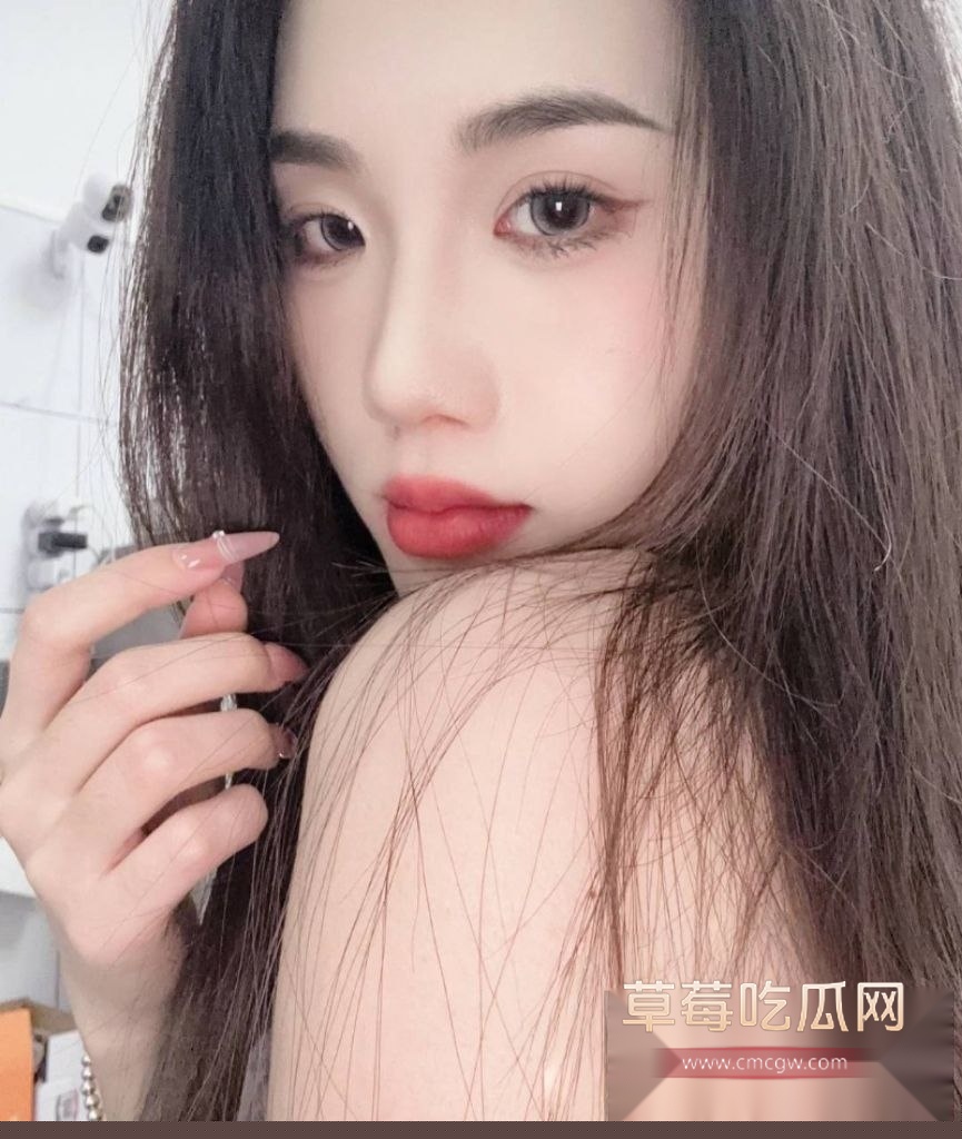 性感台球教练李宇萱这骚货深夜偷偷接客赚外快！紧身短裙黑丝裹翘臀，H杯巨乳晃荡球台上，她跪地深喉客人巨屌，舌尖生猛打螺旋狂舔马眼，螺旋状游走敏感冠沟，口水拉丝滴到台球上。 3