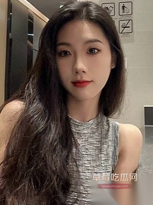 性感台球教练李宇萱这骚货深夜偷偷接客赚外快！紧身短裙黑丝裹翘臀，H杯巨乳晃荡球台上，她跪地深喉客人巨屌，舌尖生猛打螺旋狂舔马眼，螺旋状游走敏感冠沟，口水拉丝滴到台球上。 4