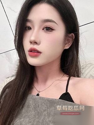 性感台球教练李宇萱这骚货深夜偷偷接客赚外快！紧身短裙黑丝裹翘臀，H杯巨乳晃荡球台上，她跪地深喉客人巨屌，舌尖生猛打螺旋狂舔马眼，螺旋状游走敏感冠沟，口水拉丝滴到台球上。 5