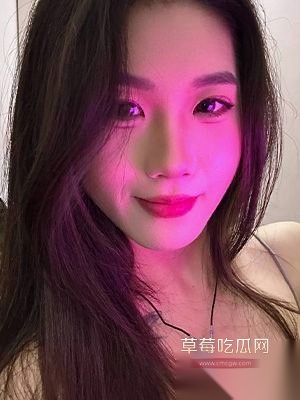 性感台球教练李宇萱这骚货深夜偷偷接客赚外快！紧身短裙黑丝裹翘臀，H杯巨乳晃荡球台上，她跪地深喉客人巨屌，舌尖生猛打螺旋狂舔马眼，螺旋状游走敏感冠沟，口水拉丝滴到台球上。 6