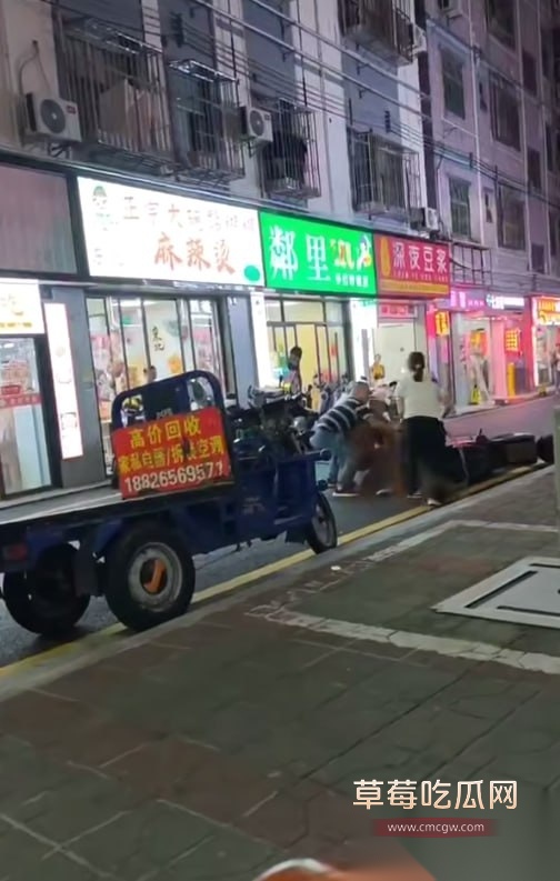 广东深圳龙岗区 女人出轨被老公抓到 刀仔老公当场拔刀怒捅奸夫 女人上去阻拦照样被砍到浑身是血 真是活该! 1 广东深圳龙岗区 女人出轨被老公抓到 刀仔老公当场拔刀怒捅奸夫 女人上去阻拦照样被砍到浑身是血 真是活该! 1