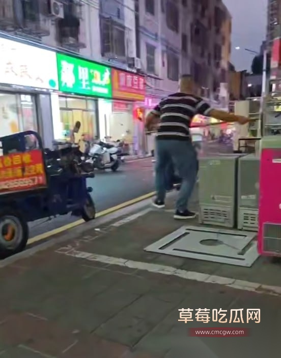 广东深圳龙岗区 女人出轨被老公抓到 刀仔老公当场拔刀怒捅奸夫 女人上去阻拦照样被砍到浑身是血 真是活该! 2 广东深圳龙岗区 女人出轨被老公抓到 刀仔老公当场拔刀怒捅奸夫 女人上去阻拦照样被砍到浑身是血 真是活该! 2