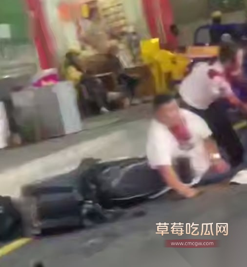 广东深圳龙岗区 女人出轨被老公抓到 刀仔老公当场拔刀怒捅奸夫 女人上去阻拦照样被砍到浑身是血 真是活该! 3 广东深圳龙岗区 女人出轨被老公抓到 刀仔老公当场拔刀怒捅奸夫 女人上去阻拦照样被砍到浑身是血 真是活该! 3