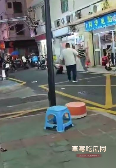广东深圳龙岗区 女人出轨被老公抓到 刀仔老公当场拔刀怒捅奸夫 女人上去阻拦照样被砍到浑身是血 真是活该! 4 广东深圳龙岗区 女人出轨被老公抓到 刀仔老公当场拔刀怒捅奸夫 女人上去阻拦照样被砍到浑身是血 真是活该! 4