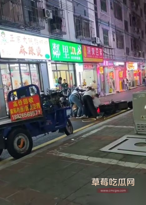 广东深圳龙岗区 女人出轨被老公抓到 刀仔老公当场拔刀怒捅奸夫 女人上去阻拦照样被砍到浑身是血 真是活该! 5 广东深圳龙岗区 女人出轨被老公抓到 刀仔老公当场拔刀怒捅奸夫 女人上去阻拦照样被砍到浑身是血 真是活该! 5