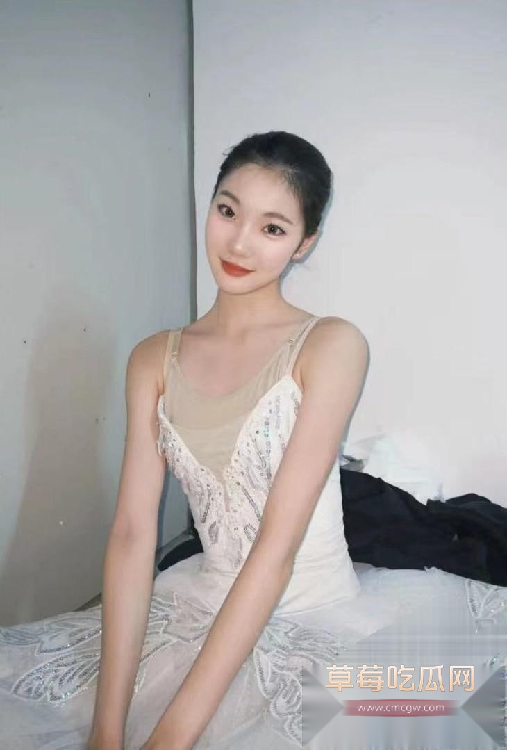 北京市海韵艺术学校芭蕾舞美女 胡妍慈 被金主重金定制 芭蕾艺术家发骚视频 穿芭蕾舞服的妹子浴室一字马放尿 真难得一见! 3 北京市海韵艺术学校芭蕾舞美女 胡妍慈 被金主重金定制 芭蕾艺术家发骚视频 穿芭蕾舞服的妹子浴室一字马放尿 真难得一见! 3