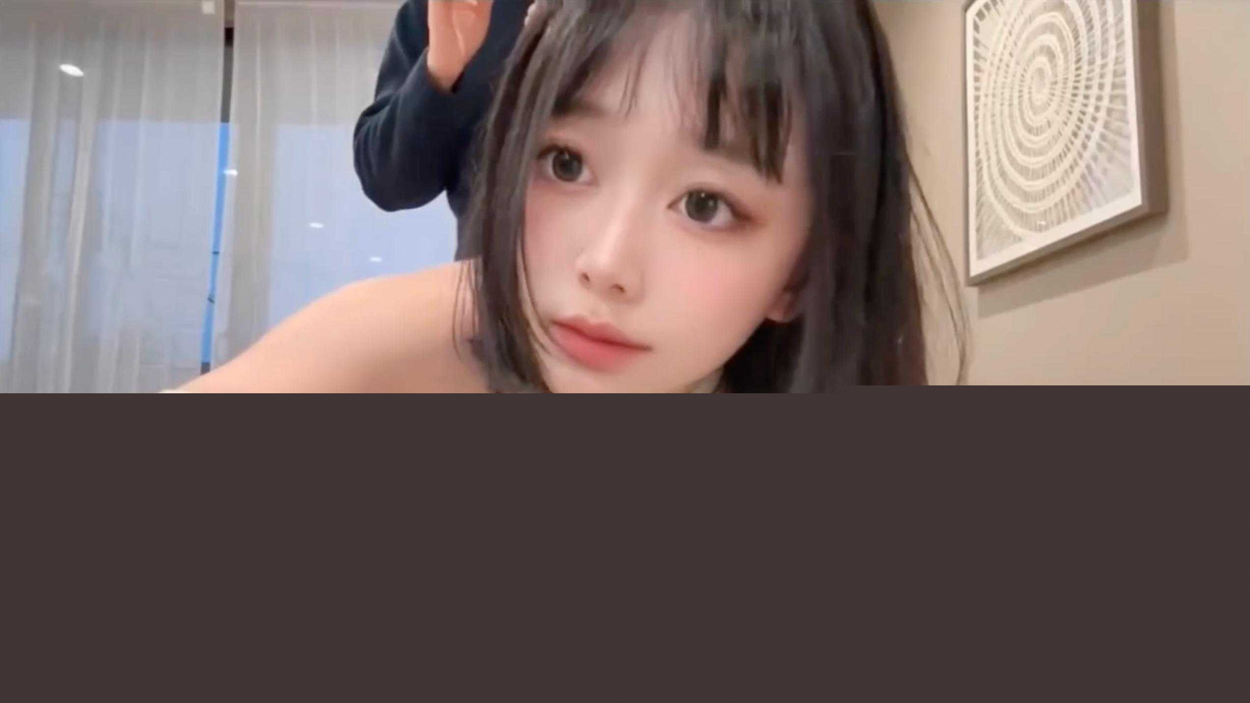 黑猫酱猫耳露脸骑男友巨屌，女上摇摇乐肥臀疯狂上下套弄，H杯巨乳晃成残影扇自己奶头肿大喷奶。她淫叫“猫酱骚穴夹死老公”，鲍鱼紧致痉挛榨干第一发浓精射进子宫鼓起小腹。 1