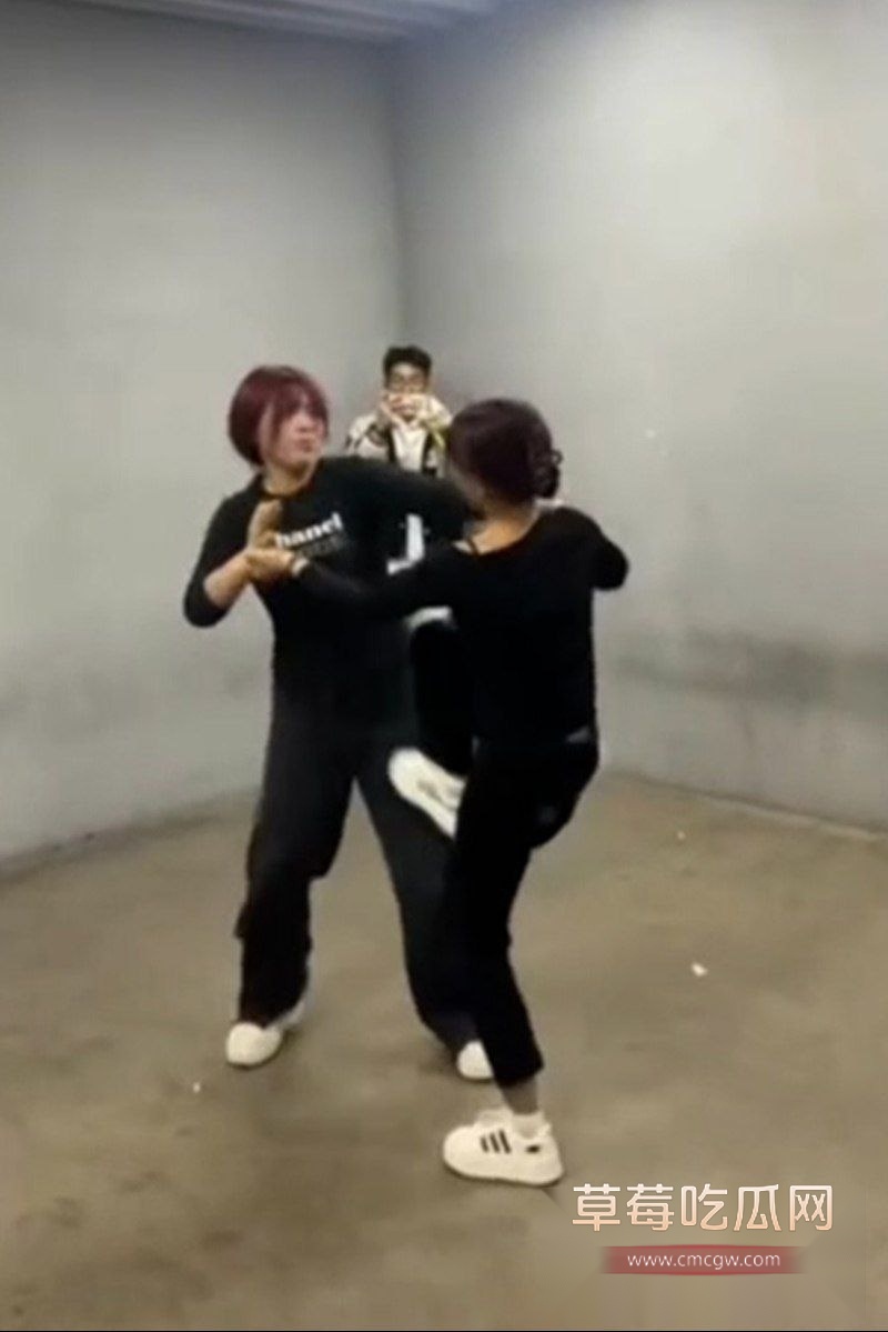 沈阳地下停车场俩精神小妹约架互殴 1 沈阳地下停车场俩精神小妹约架互殴 1