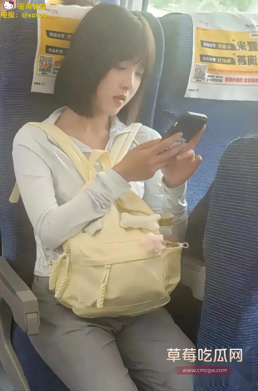 高铁短发女孩1.jpg 高铁短发女孩1.jpg