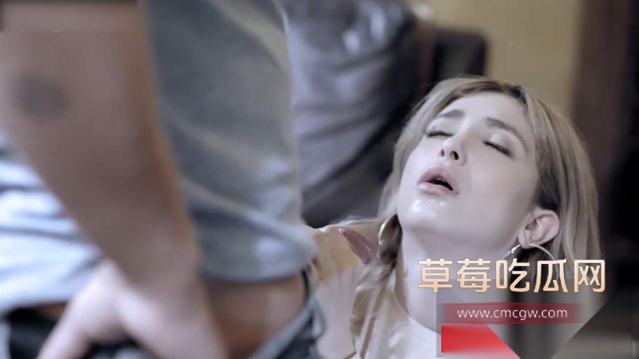 女孩偷偷潜入自以为无人居住的房子自慰 没想到正要高潮男主人回来了 可怜的女孩只能把自己的骚逼献出来给主人泻火！ 3