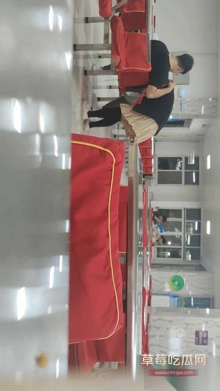 哈尔滨理工大学荣成学院食堂惊现情侣不雅动作 男生旁若无人的撩起女友jk超短裙不停扣逼 开放的不行 4 哈尔滨理工大学荣成学院食堂惊现情侣不雅动作 男生旁若无人的撩起女友jk超短裙不停扣逼 开放的不行 4