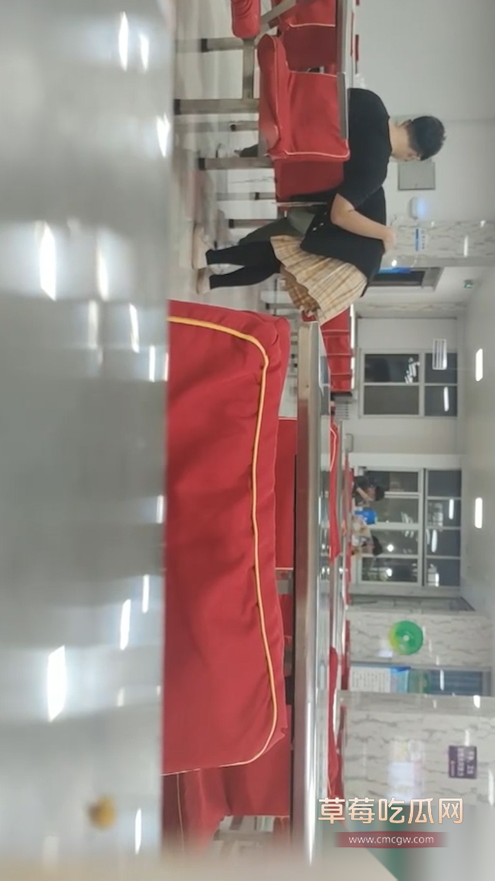 哈尔滨理工大学荣成学院食堂惊现情侣不雅动作 男生旁若无人的撩起女友jk超短裙不停扣逼 开放的不行 5 哈尔滨理工大学荣成学院食堂惊现情侣不雅动作 男生旁若无人的撩起女友jk超短裙不停扣逼 开放的不行 5