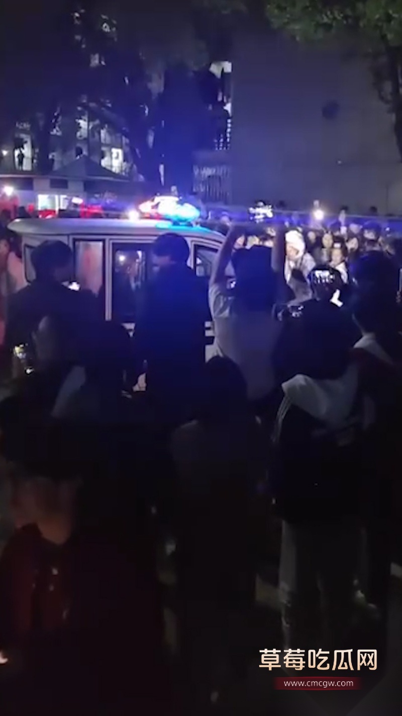近期因舆论管控 国内最火的同性软件blued被下架 引起同性恋团体大恐慌 间接导致芜湖职业技术学院男男表白直接火出圈 在抖音上被称为英雄! 8 近期因舆论管控 国内最火的同性软件blued被下架 引起同性恋团体大恐慌 间接导致芜湖职业技术学院男男表白直接火出圈 在抖音上被称为英雄! 8