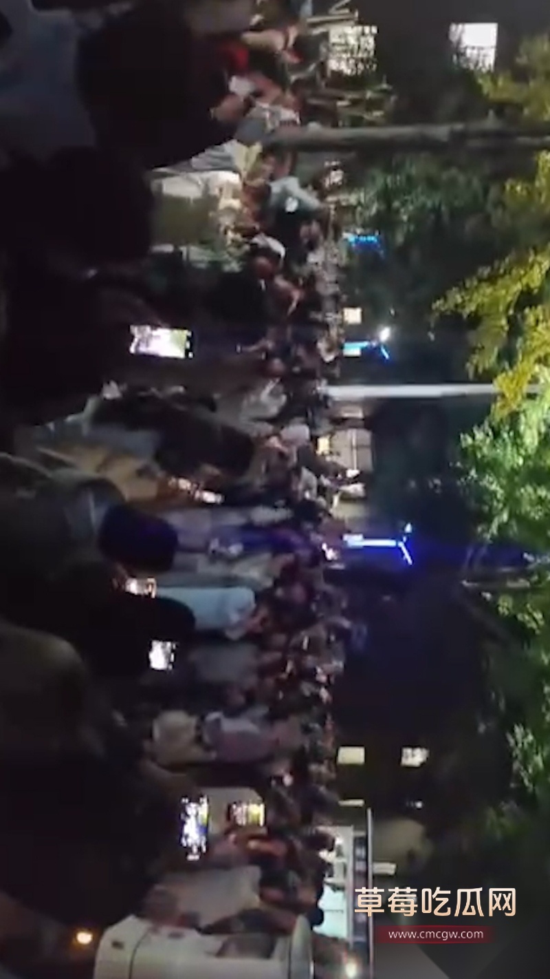 近期因舆论管控 国内最火的同性软件blued被下架 引起同性恋团体大恐慌 间接导致芜湖职业技术学院男男表白直接火出圈 在抖音上被称为英雄! 9 近期因舆论管控 国内最火的同性软件blued被下架 引起同性恋团体大恐慌 间接导致芜湖职业技术学院男男表白直接火出圈 在抖音上被称为英雄! 9
