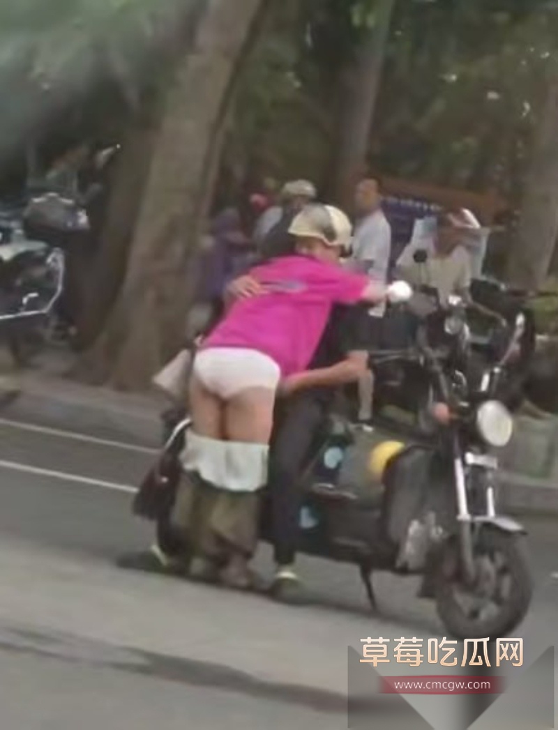 这是真炸街 情侣骑摩托车停在半路 美女下车抱着男人就开始当街脱裙子 男的当场掏屌就插 这是骑车把逼骑痒了? 1 这是真炸街 情侣骑摩托车停在半路 美女下车抱着男人就开始当街脱裙子 男的当场掏屌就插 这是骑车把逼骑痒了? 1