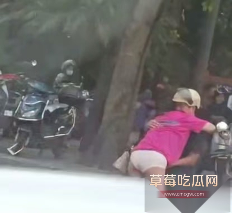 这是真炸街 情侣骑摩托车停在半路 美女下车抱着男人就开始当街脱裙子 男的当场掏屌就插 这是骑车把逼骑痒了? 2 这是真炸街 情侣骑摩托车停在半路 美女下车抱着男人就开始当街脱裙子 男的当场掏屌就插 这是骑车把逼骑痒了? 2
